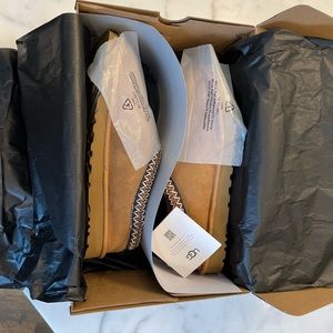 Men’s Size 11 Tasman Ugg slippers, chestnut suede.